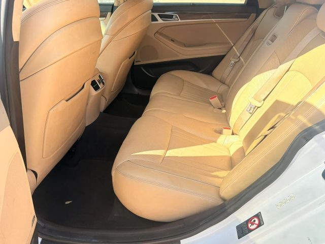 Hyundai Genesis Vehicle Full-screen Gallery Image 13