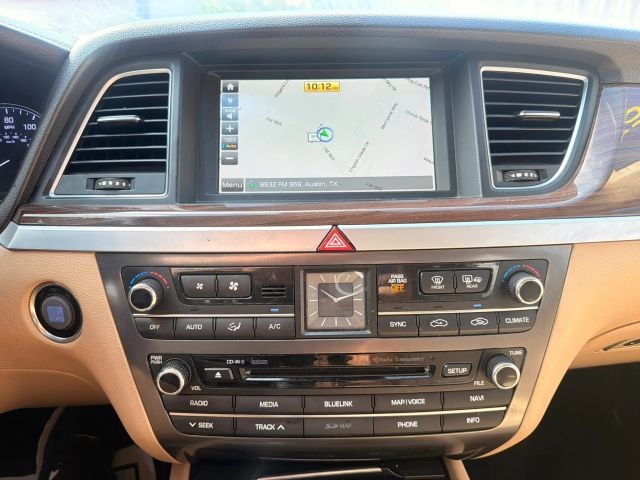 Hyundai Genesis Vehicle Full-screen Gallery Image 15