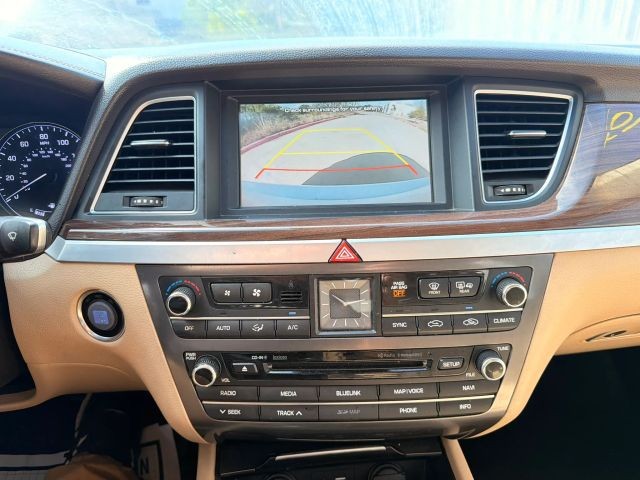 Hyundai Genesis Vehicle Full-screen Gallery Image 16