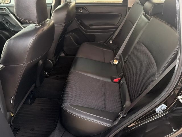Subaru Forester Vehicle Full-screen Gallery Image 13
