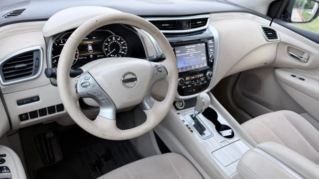 Nissan Murano Vehicle Full-screen Gallery Image 07