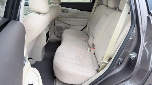 Nissan Murano Vehicle Full-screen Gallery Image 08
