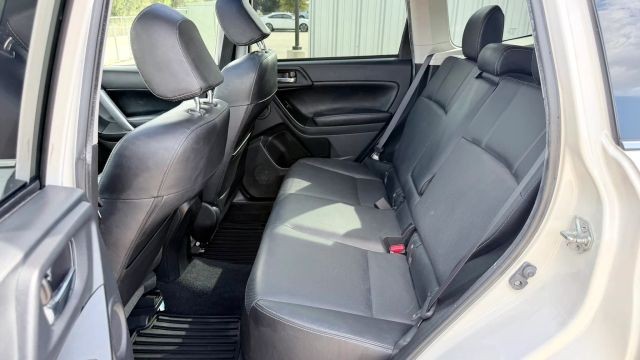 Subaru Forester Vehicle Full-screen Gallery Image 10