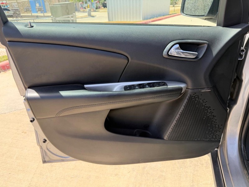 Dodge Journey Vehicle Full-screen Gallery Image 10