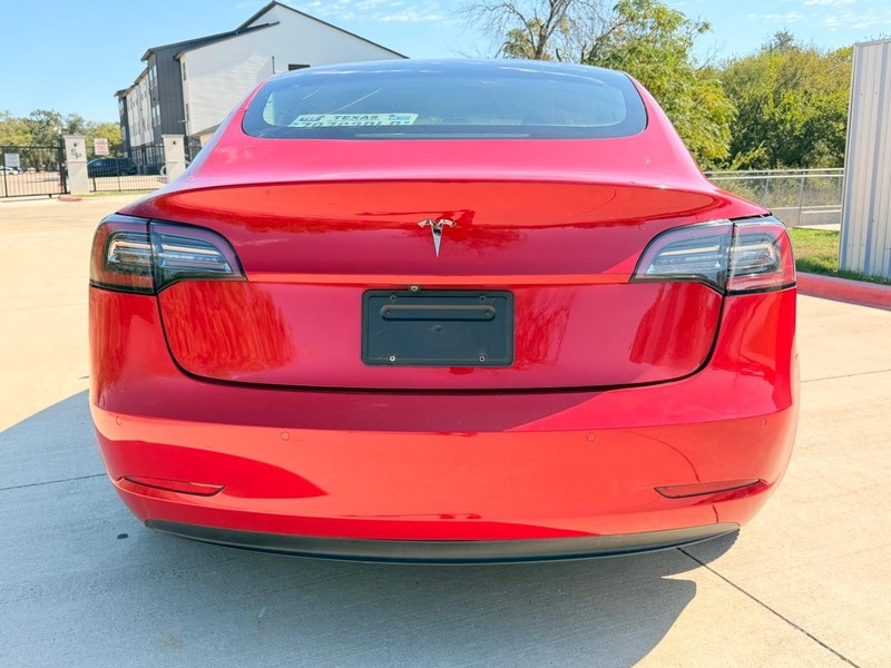 Tesla Model 3 Vehicle Full-screen Gallery Image 05
