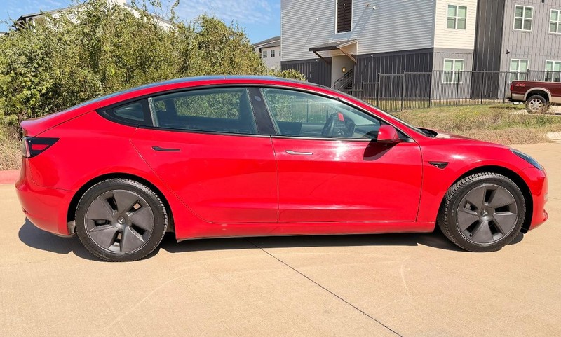 Tesla Model 3 Vehicle Full-screen Gallery Image 07