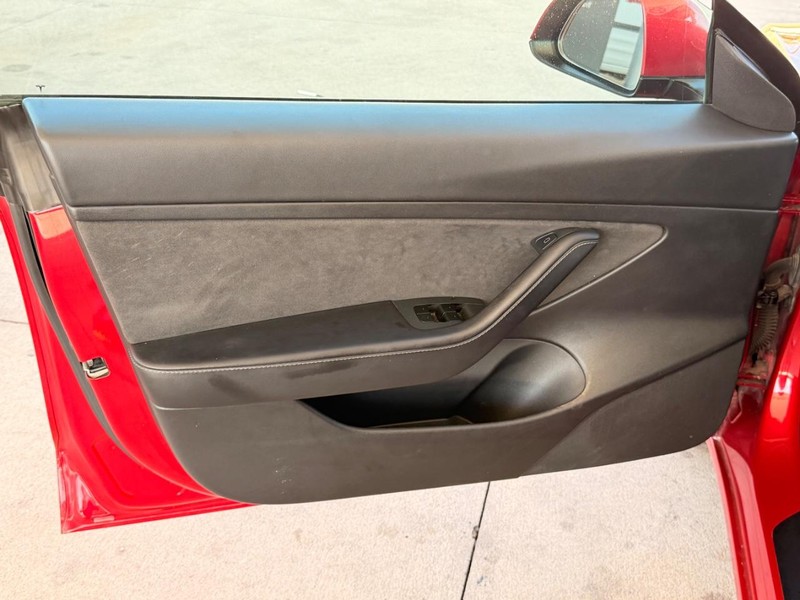 Tesla Model 3 Vehicle Full-screen Gallery Image 10