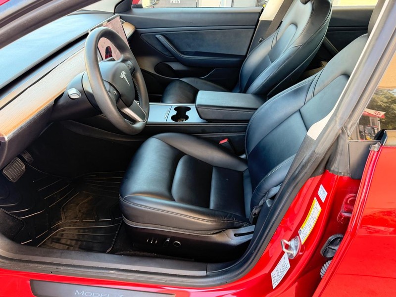 Tesla Model 3 Vehicle Full-screen Gallery Image 11