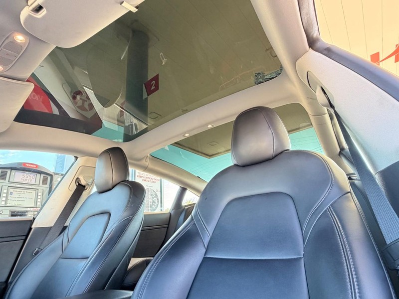 Tesla Model 3 Vehicle Full-screen Gallery Image 13