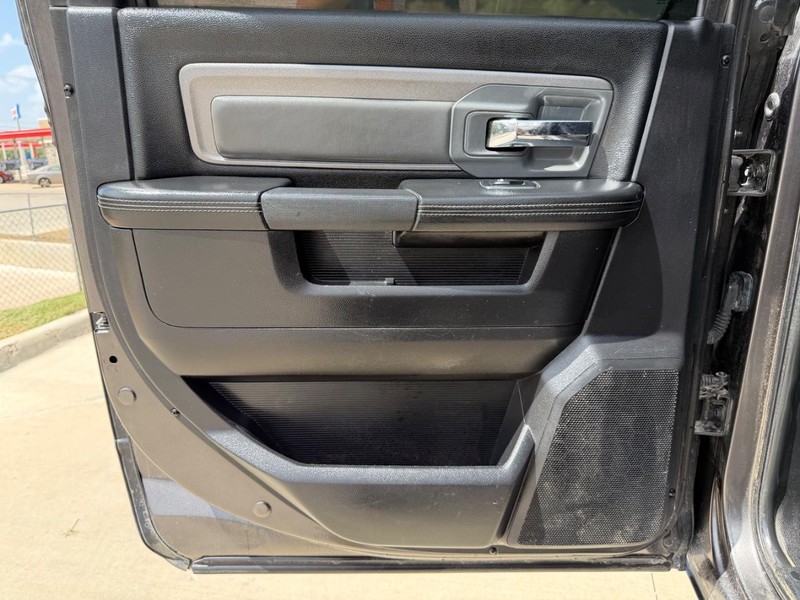 Ram 2500 Vehicle Full-screen Gallery Image 16