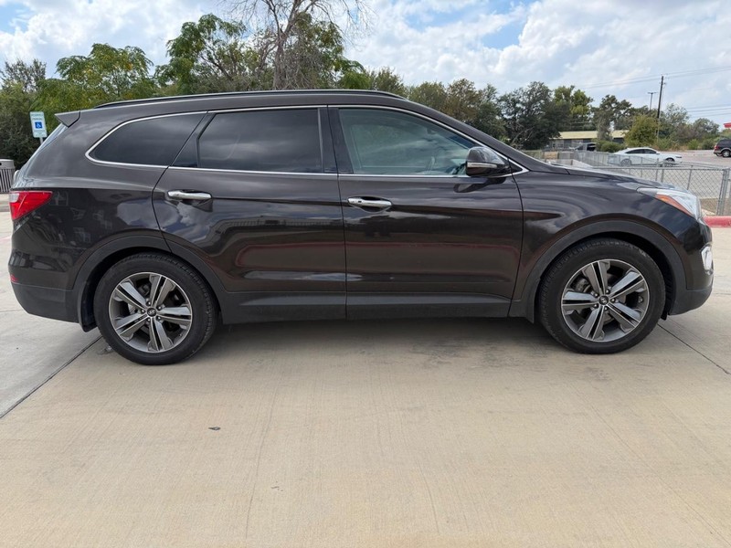 Hyundai Santa Fe Vehicle Full-screen Gallery Image 06