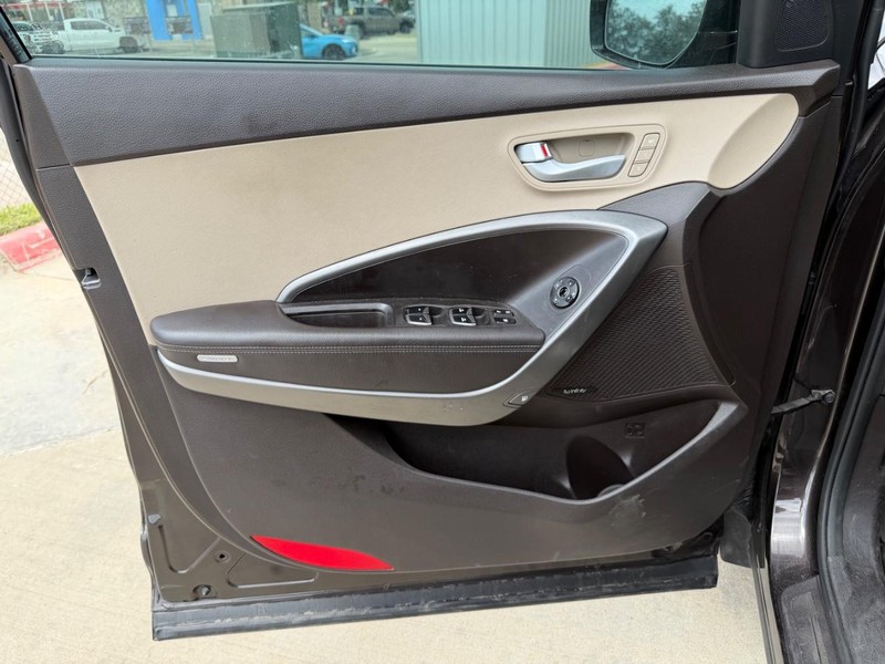 Hyundai Santa Fe Vehicle Full-screen Gallery Image 09