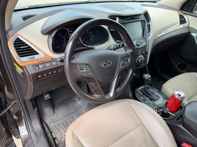 Hyundai Santa Fe Vehicle Full-screen Gallery Image 10