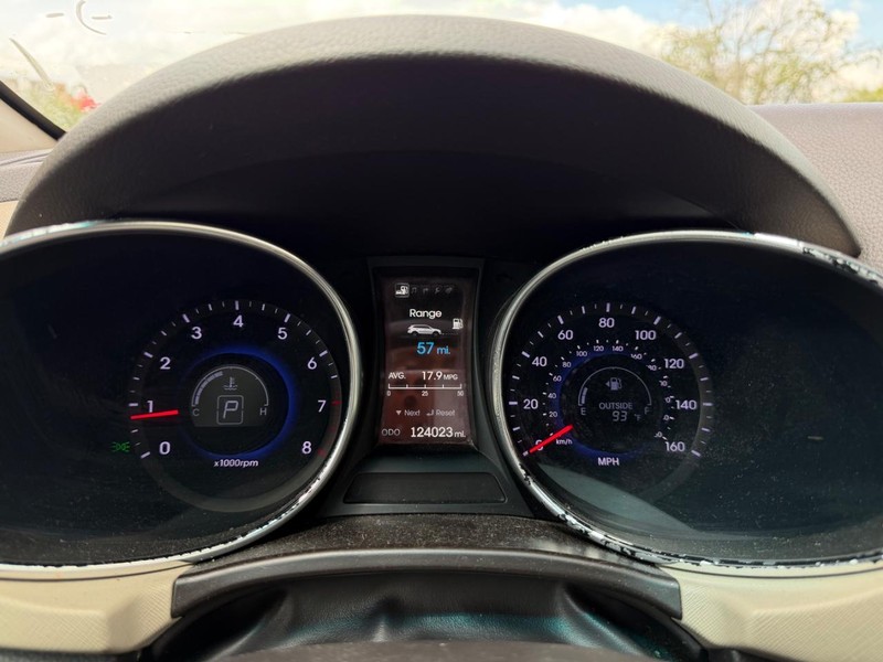 Hyundai Santa Fe Vehicle Full-screen Gallery Image 12