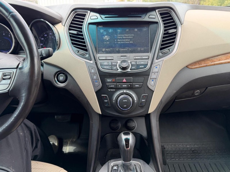 Hyundai Santa Fe Vehicle Full-screen Gallery Image 13
