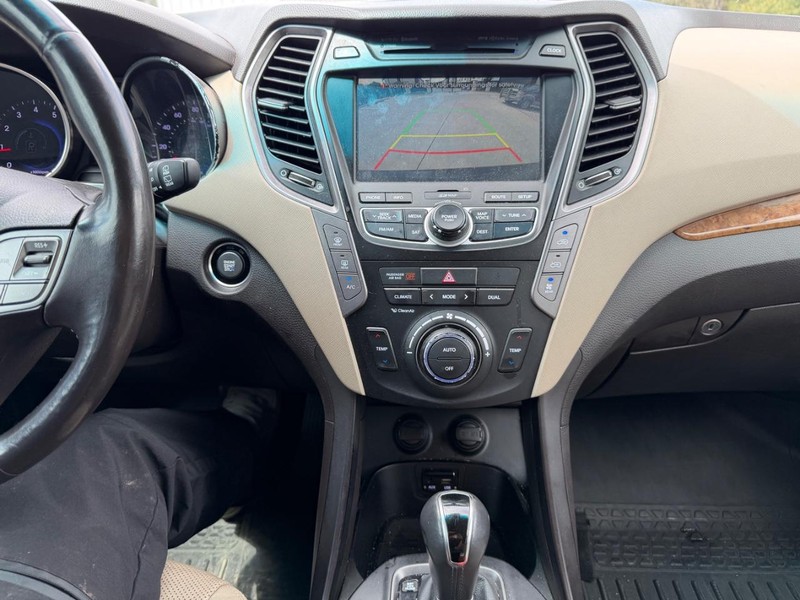 Hyundai Santa Fe Vehicle Full-screen Gallery Image 14