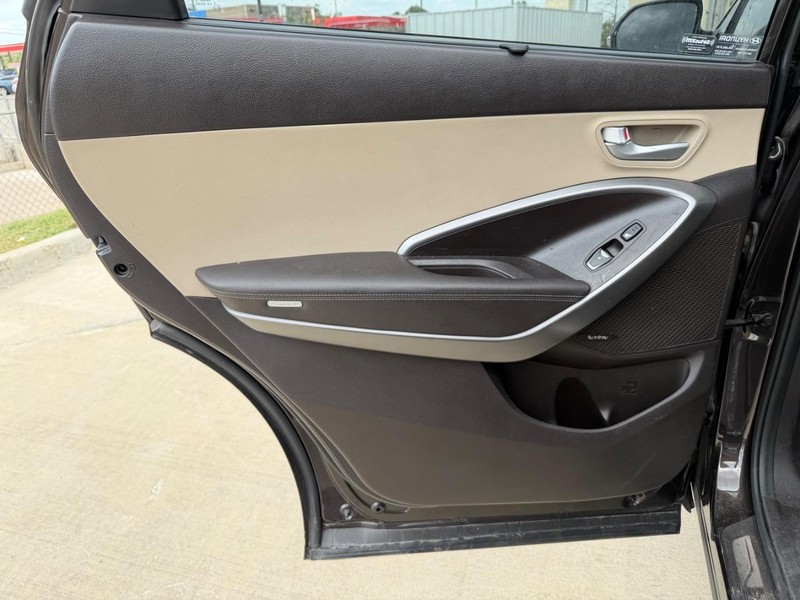 Hyundai Santa Fe Vehicle Full-screen Gallery Image 15
