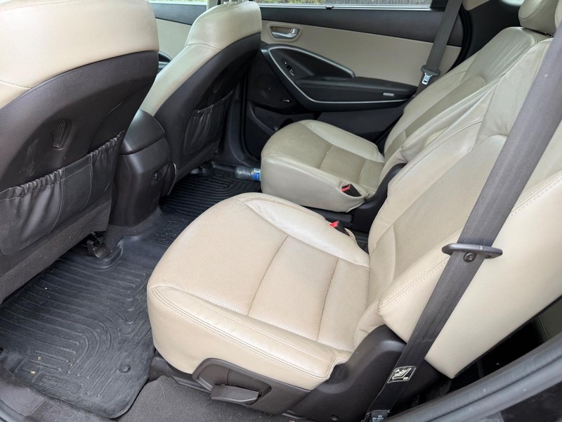 Hyundai Santa Fe Vehicle Full-screen Gallery Image 16