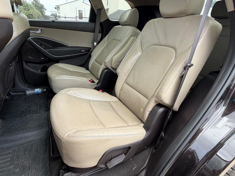 Hyundai Santa Fe Vehicle Full-screen Gallery Image 17