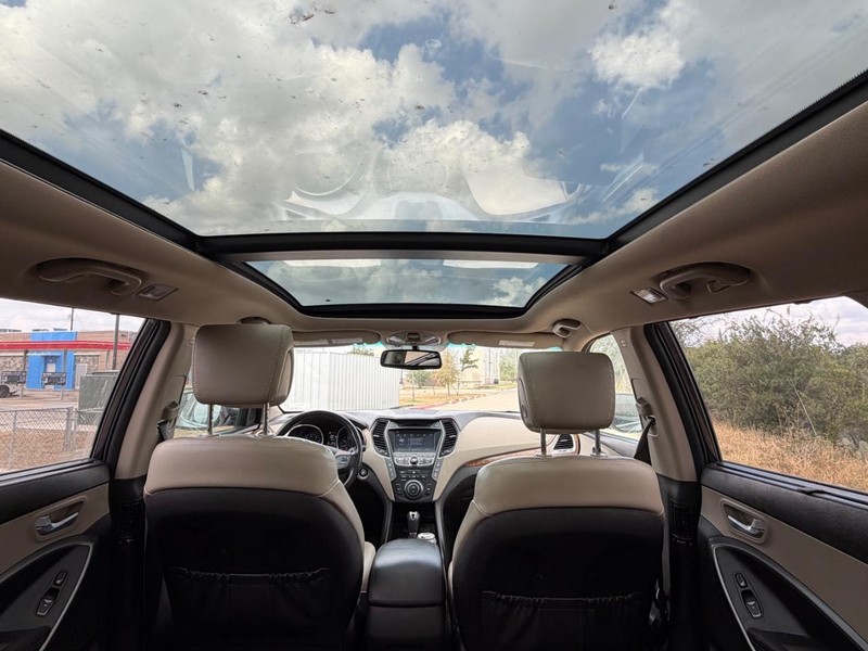 Hyundai Santa Fe Vehicle Full-screen Gallery Image 19