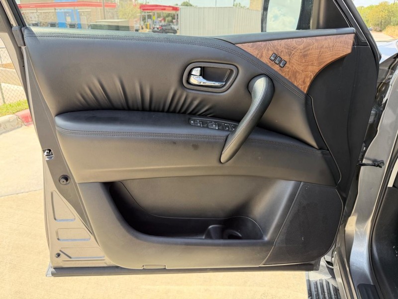 Nissan Armada Vehicle Full-screen Gallery Image 10