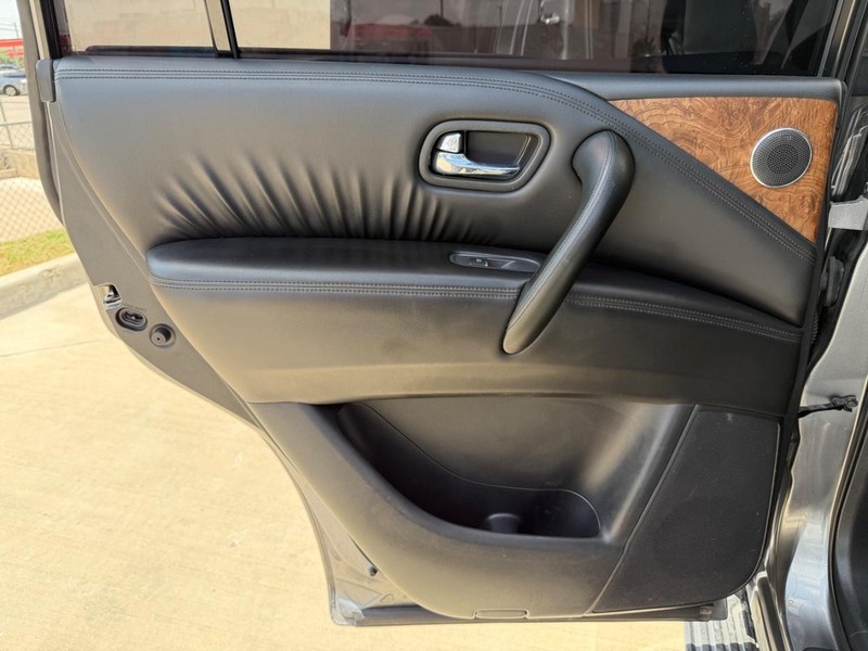 Nissan Armada Vehicle Full-screen Gallery Image 16