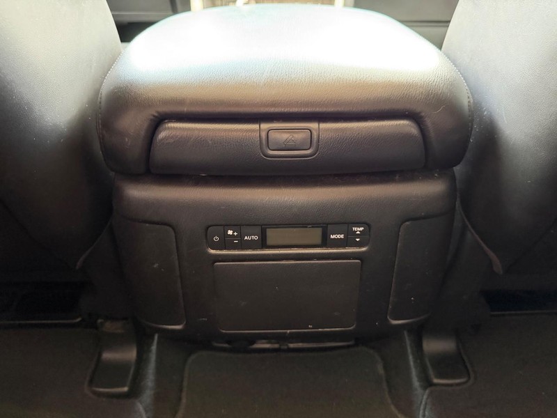 Nissan Armada Vehicle Full-screen Gallery Image 19