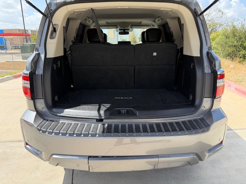 Nissan Armada Vehicle Full-screen Gallery Image 22