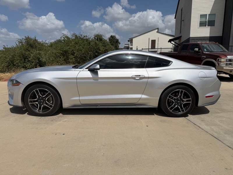 Ford Mustang Vehicle Full-screen Gallery Image 03