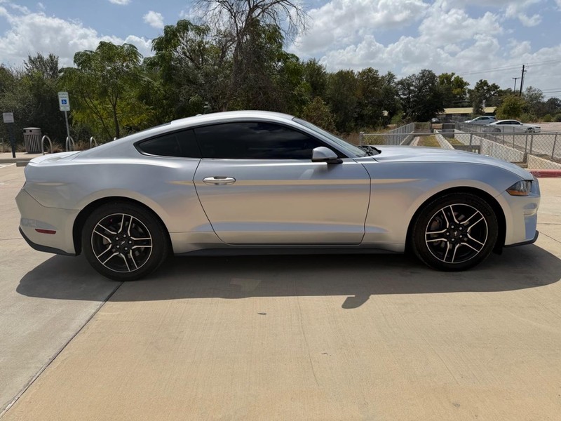 Ford Mustang Vehicle Full-screen Gallery Image 07