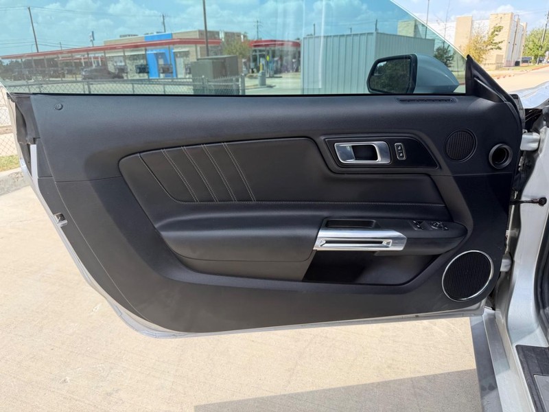 Ford Mustang Vehicle Full-screen Gallery Image 10