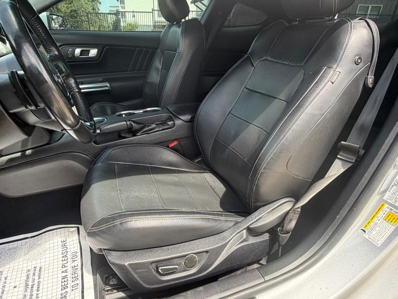 Ford Mustang Vehicle Full-screen Gallery Image 12