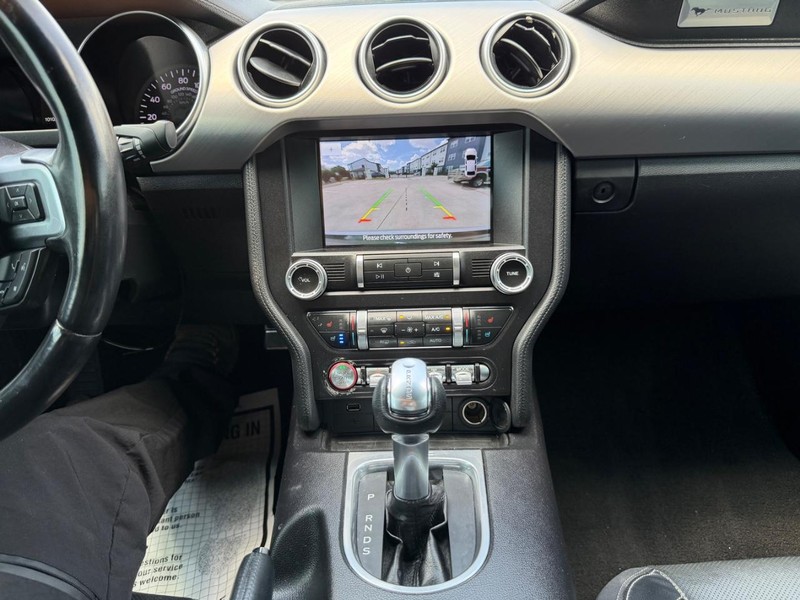 Ford Mustang Vehicle Full-screen Gallery Image 15