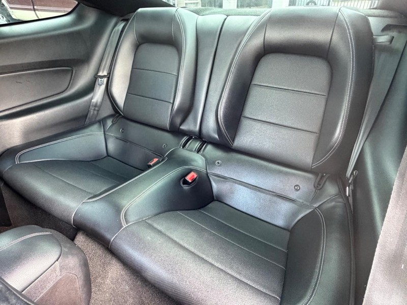 Ford Mustang Vehicle Full-screen Gallery Image 16