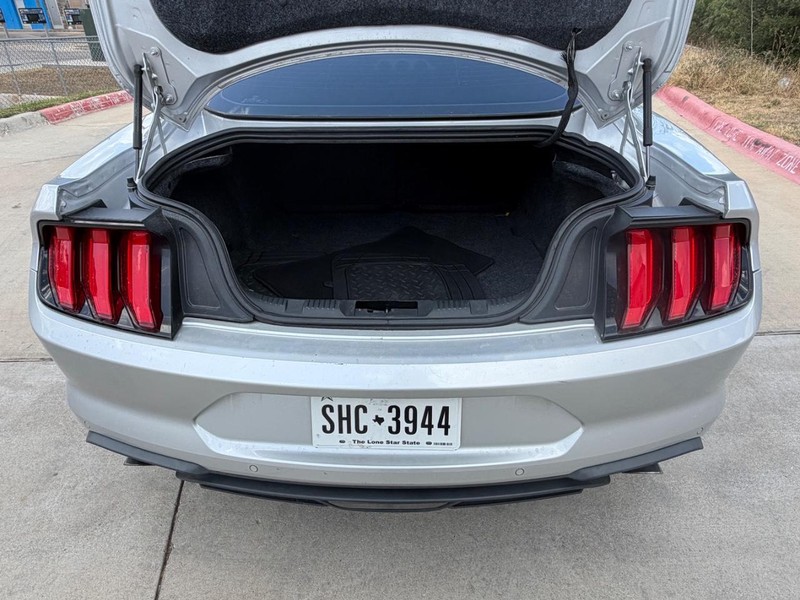 Ford Mustang Vehicle Full-screen Gallery Image 17