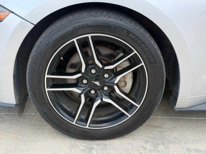 Ford Mustang Vehicle Full-screen Gallery Image 18