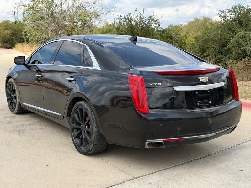 Cadillac XTS Vehicle Full-screen Gallery Image 04