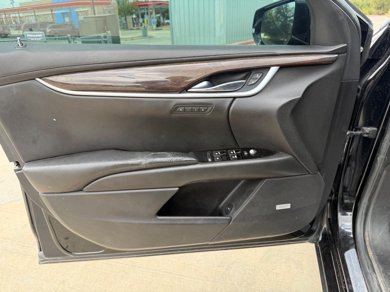 Cadillac XTS Vehicle Full-screen Gallery Image 10