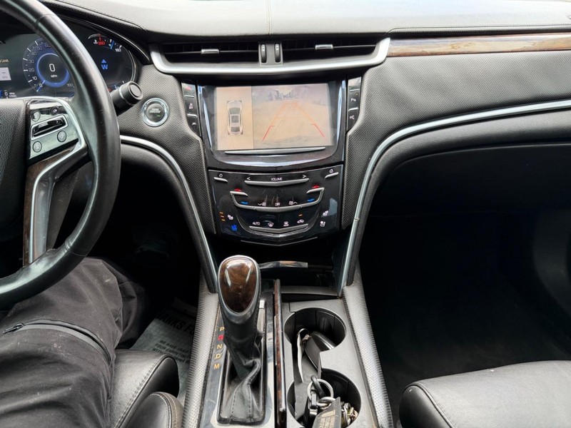 Cadillac XTS Vehicle Full-screen Gallery Image 15