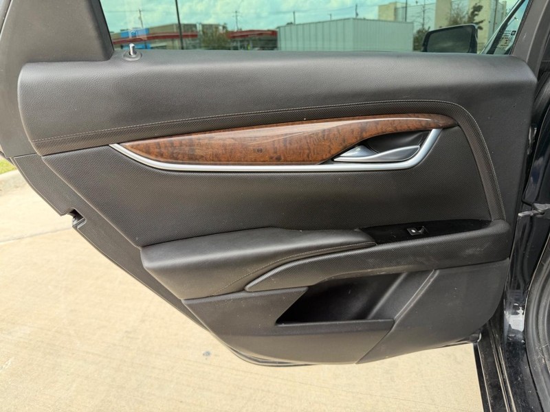 Cadillac XTS Vehicle Full-screen Gallery Image 16