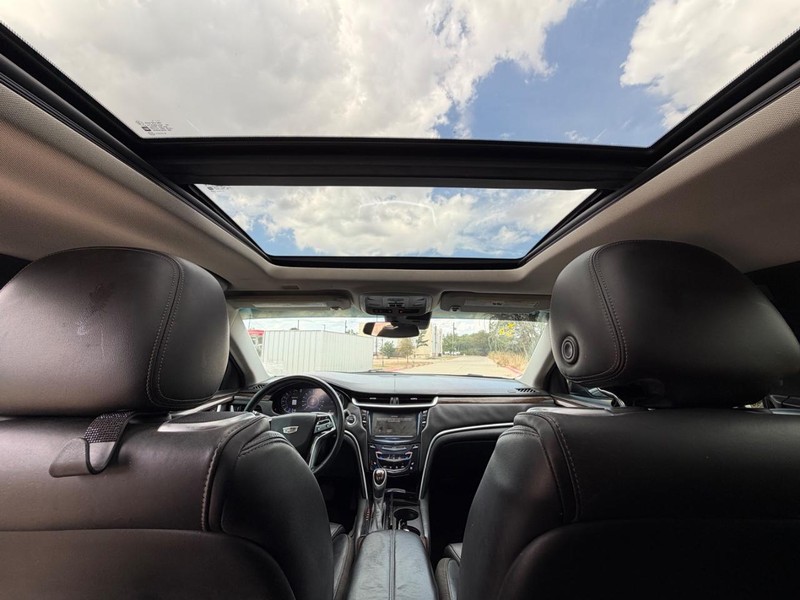 Cadillac XTS Vehicle Full-screen Gallery Image 21
