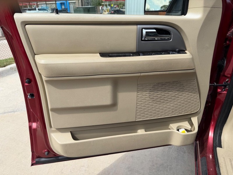 Ford Expedition Vehicle Full-screen Gallery Image 10