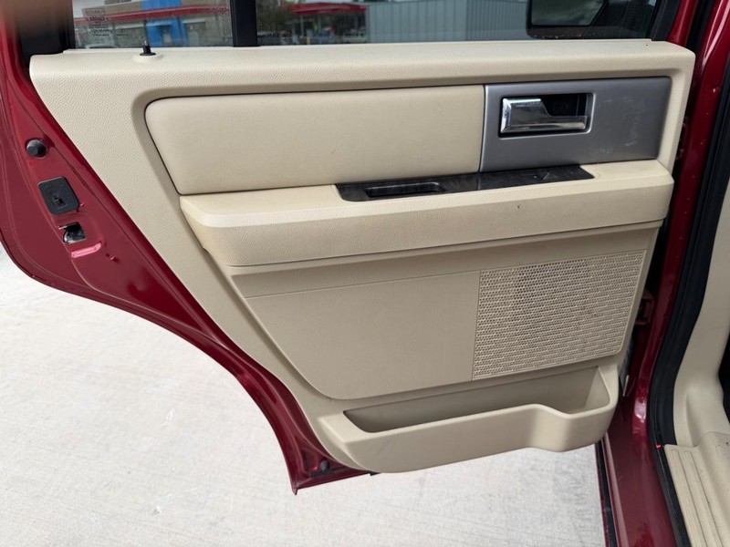 Ford Expedition Vehicle Full-screen Gallery Image 15