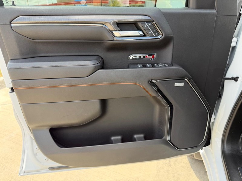 GMC Sierra 150 Vehicle Full-screen Gallery Image 10