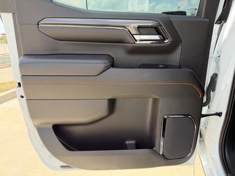 GMC Sierra 150 Vehicle Full-screen Gallery Image 16