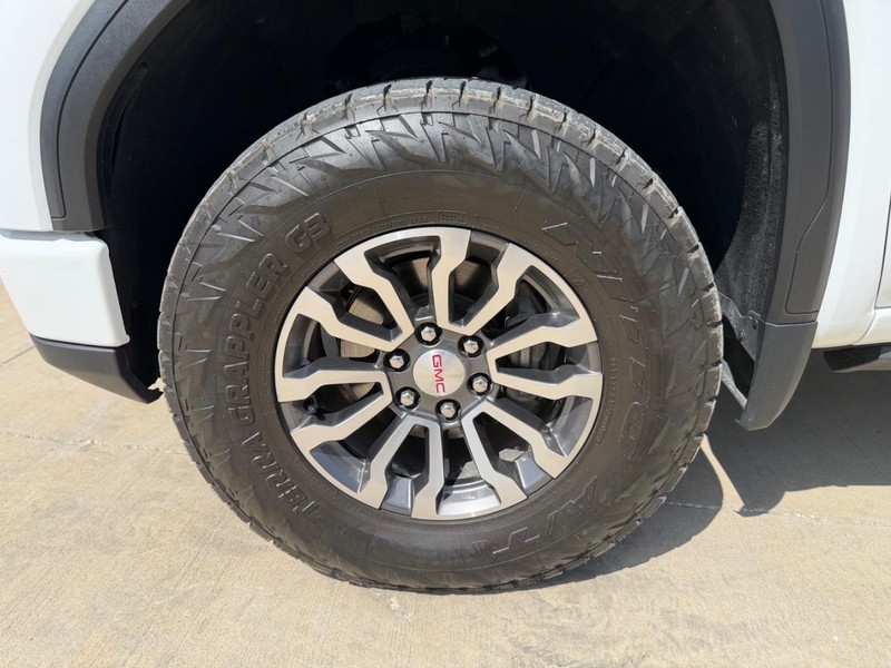GMC Sierra 150 Vehicle Full-screen Gallery Image 25