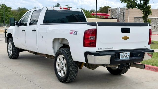Chevrolet Silverado 2500HD Vehicle Full-screen Gallery Image 03