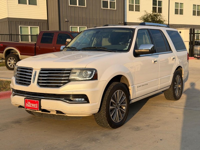 Lincoln Navigator Vehicle Full-screen Gallery Image 02