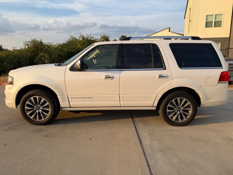 Lincoln Navigator Vehicle Full-screen Gallery Image 03