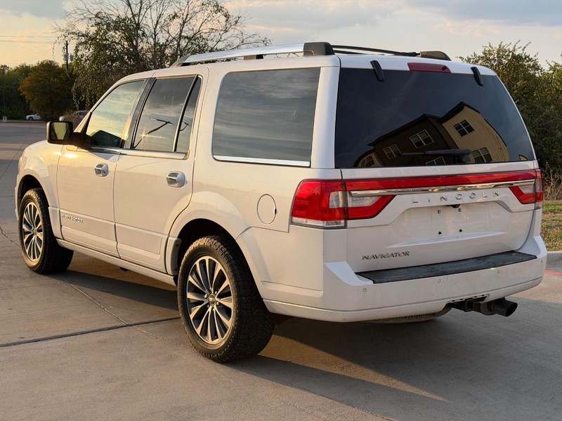 Lincoln Navigator Vehicle Full-screen Gallery Image 04